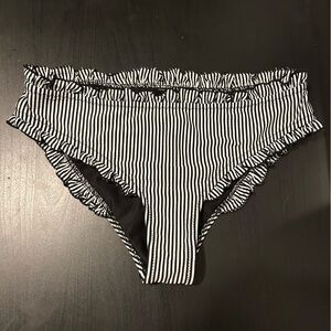 Bikini bottoms without tag. Size Medium